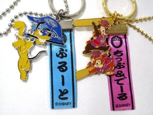 ■商品説明→ディズニーリゾート限定 祭り キーチェーンペアセット プルート＆チップ 未使用品。キーチェーン全体：約８．５ｃｍ。リボン部分：約５ｃｍ。 ※スマホにも装着できるようにイヤホンジャック部品を