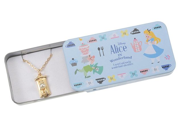 ■商品説明→ディズニーストア限定 アリス ネックレス ドアノブ ストーリーブック 缶ケース入り 未使用品。サイズ：缶ケース:縦約3.4×横6.7×厚み1.1(cm)、チェーンの長さ:約40(cm)+ア