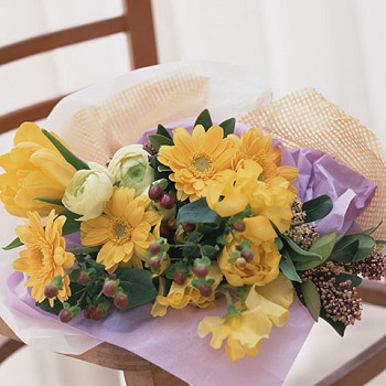 【お祝い 花 送料無料 １７】愛妻の日にも 誕生日 結婚記念日 ギフト おまかせ！ 黄色オレンジ系 花束 （花、プレ