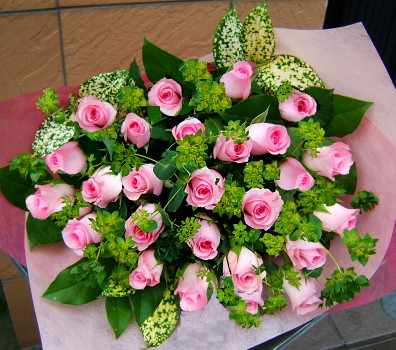【開店 お祝い １８】愛妻の日にも 誕生日 結婚記念日 ギフト おまかせ！ ピンクのバラブーケ 花束 花ギフト、誕生日