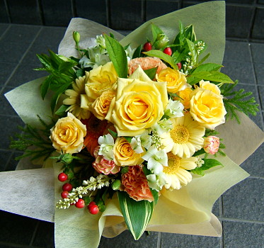 【人気ランキング 1位】愛妻の日にも 誕生日 結婚記念日 ギフト 花２ おまかせ 黄色オレンジ系 花束 （カーベラ、バラ、ユリ、